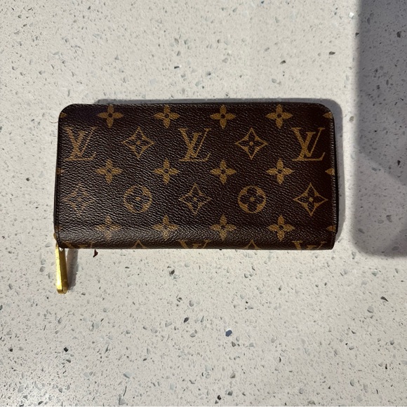 Louis Vuitton Zippy Wallet in Monogram - Picture 1 of 14